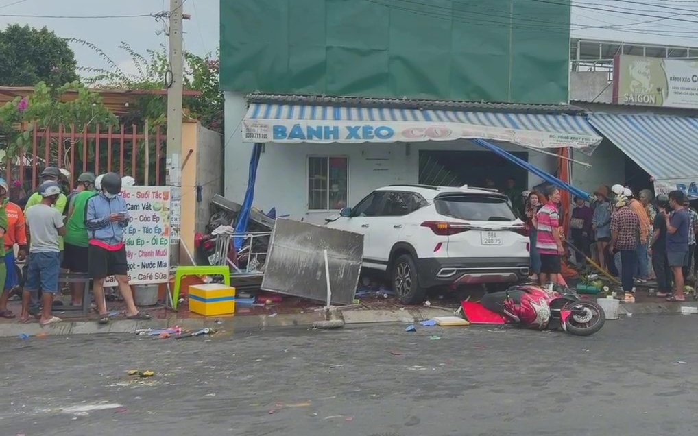 Xe ôtô ôm vòng xoay, lao vào nhà dân tông tử vong một người tại Bình Thuận